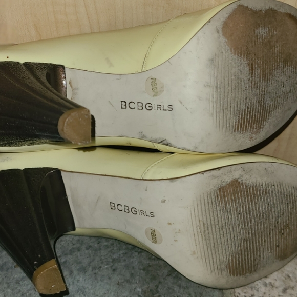 BCBGirls Y2K ivory peep toe pumps 7.5 - Picture 2 of 6